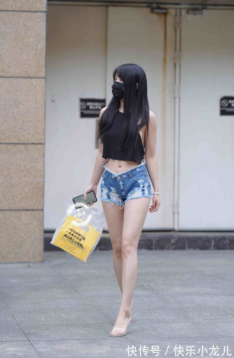 时髦 华丽典雅的打底裤穿搭既时髦又有腔调,凸显修长的身材,甜美温婉