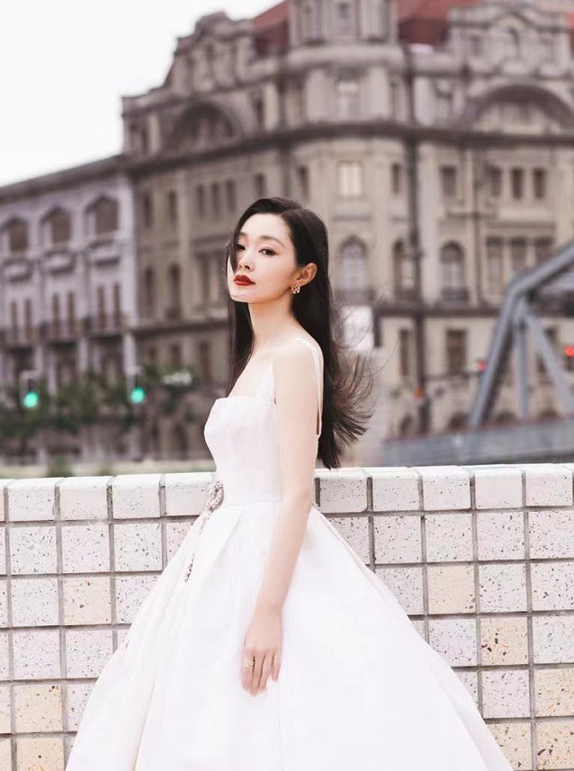 青春感|宋轶真有神仙姐姐的气质,穿方领吊带连衣裙青春感满满,温柔优雅