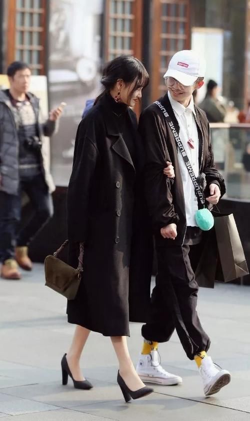 长款大衣搭配一双黑色的高跟鞋，就可以简单凸显造型，有韵味