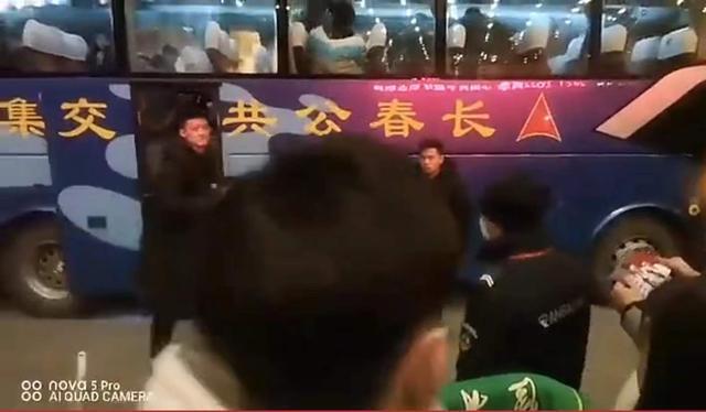 韩德君|可怕的饭圈!广东外援威姆斯遭辽宁球迷声讨,周鹏无奈一笑