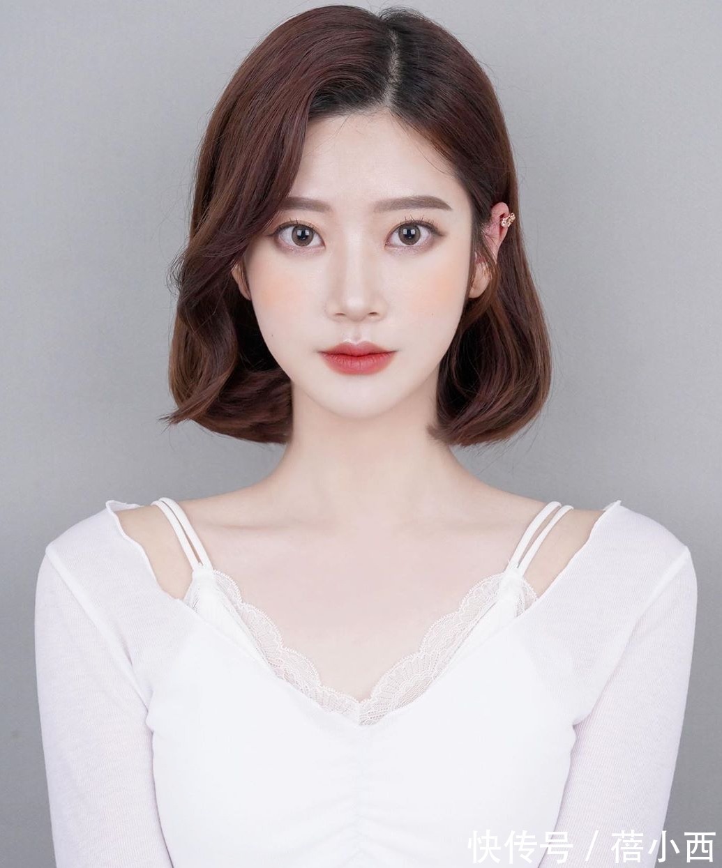 脸型|脸圆、脸大的女人,秋天换发型就换这4种短发,显脸小不止一圈