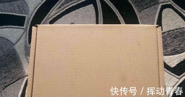 实体店|女生网购一双鞋收到两双，以为发错要退货，看到鞋盒里纸条笑翻了！