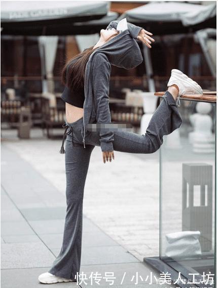 深灰运动装搭配白色运动鞋,休闲运动,酷范十足