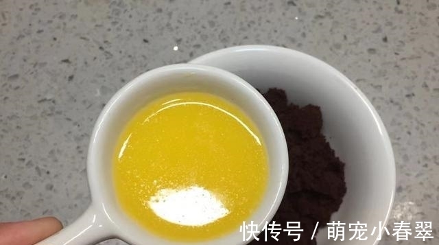 孩子想吃蛋糕不用买,这样做免烤箱,不打发,入口即化,特好吃