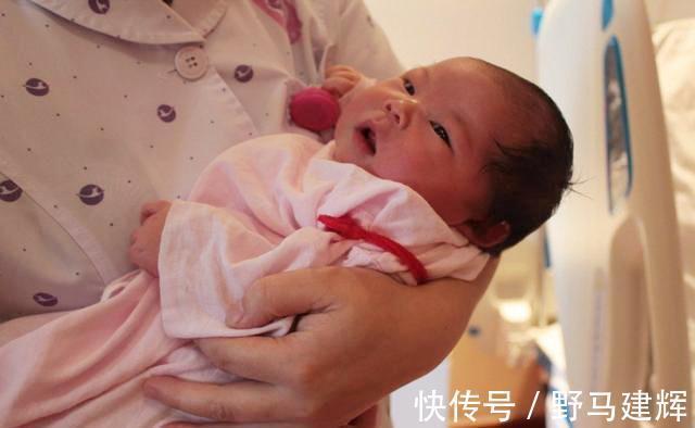 母亲|经常抱的宝宝,和经常躺的宝宝哪个更健康?医生直言:差距很明显