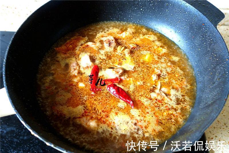 青笋烧排骨，做法简单，上桌被疯抢，连汤也不剩，美味又下饭