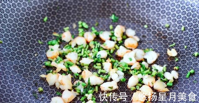 外表|外表极具吸引力的香椿鲜虾饭团，口感软糯入味，散发着淡淡的清香！