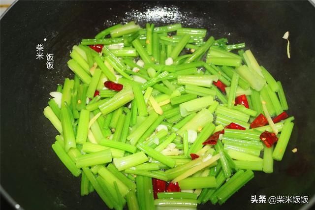 吃法|羊血和它是绝配，大火炒一炒，软嫩鲜香，比煮羊肉汤还美味