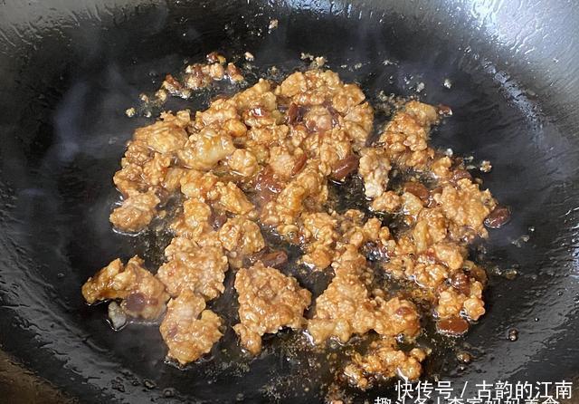 营养|1个人吃饭,我从不点外卖,荤素搭配营养足,网友:认真吃饭真好