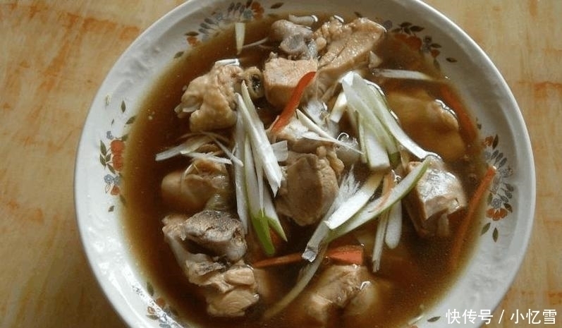 周末家庭聚餐,老妈嫌在外面吃太破费,做了11菜一汤,吃个精光