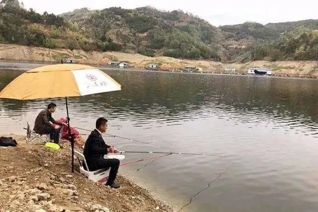 冬钓鲫鱼,牢记“四大可钓”情形,只有老手才明白!