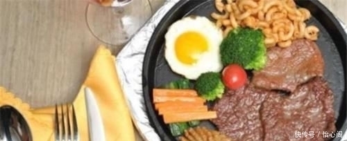 服务员|吃牛排时,服务员递给你“一张纸巾”,不是让你擦嘴的,别闹笑话