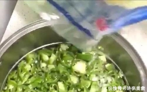 婆婆教我腌“神仙辣椒”，上桌比肉抢手，腌一盆都不够吃三天