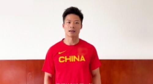 林艳芳|苏炳添罕晒照庆结婚五周年,紧搂妻子不放手,二人脸贴脸恩爱十足