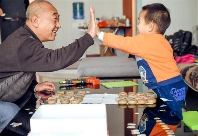 老人|“隔代亲”能偏心到什么程度?网友:我家2岁闺女资产比我还多