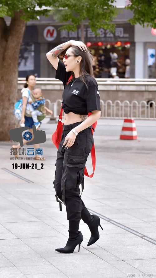 软妹子|露脐T恤搭配机车裤，凸显美女凹凸有致好身材！