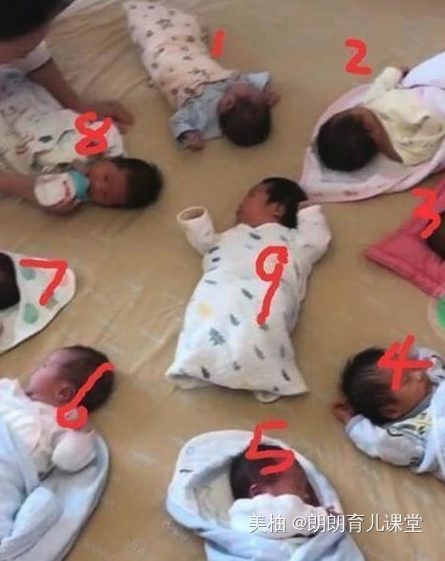 放学|爸爸接孩子放学迟到了,三胞胎女儿扔书包抗议,门卫大爷被逗笑了