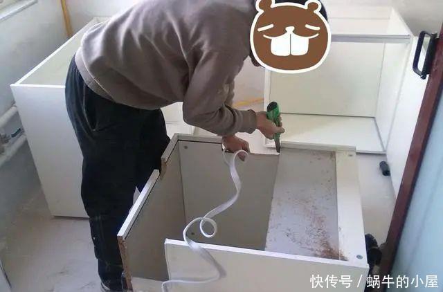 橱柜|橱柜背后有瓷砖，还用不用装背板？我家多亏了装修师傅才搞清楚