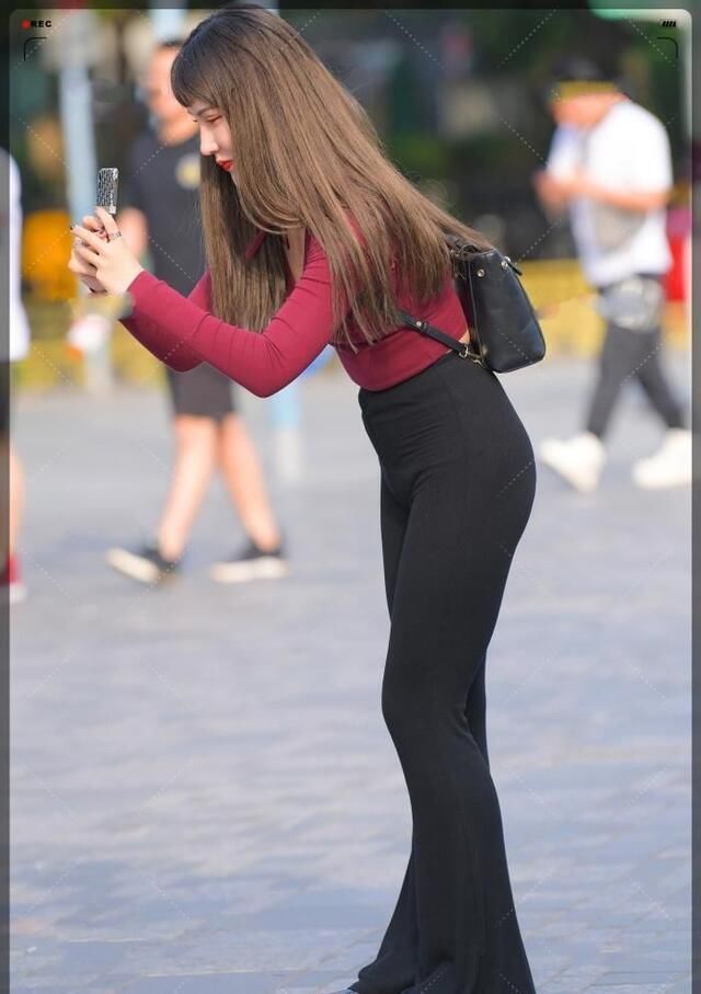 小肚腩|街拍:高腰黑色喇叭裤,关键点,显瘦裹住小肚腩