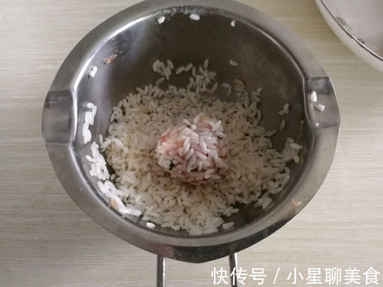 肉香|米饭和肉搭配做成小丸子，一口一个，香气四溢