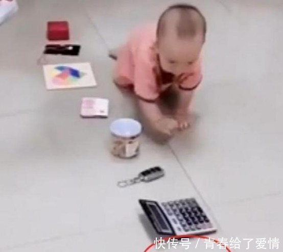 宝宝“抓周”,爸爸随手放下一个“小东西”,一家人笑容逐渐消失