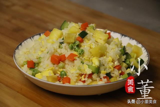 菠萝饭|米饭里加半个菠萝，没想到这么好吃，做法简单又开胃，出锅就抢光