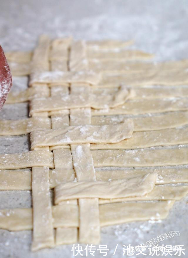  简单|苹果的这个吃法太棒了，外酥里嫩又香甜，关键是做法简单不用和面