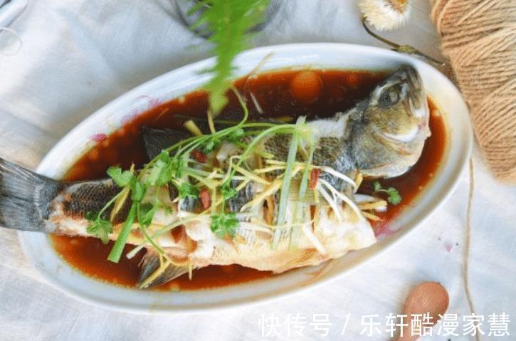 只爱这种做法清蒸鲈鱼,又快又简单,鱼肉鲜嫩细腻,好吃没有腥味