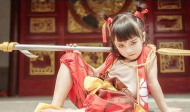 小男孩|7岁男孩COS“哪吒”走红,动作惟妙惟肖,网友:真人版魔童降世了