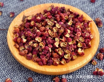 脚臭脚|秋冬季节,睡前用此物泡脚,湿气没了,失眠好了,脚臭脚痒远离你