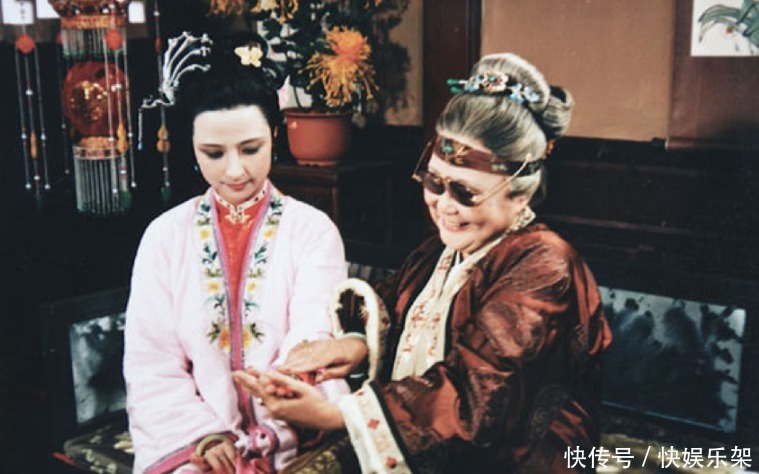 国孝|尤二姐进贾府后，贾母为什么当众强调要一年后才能圆房？