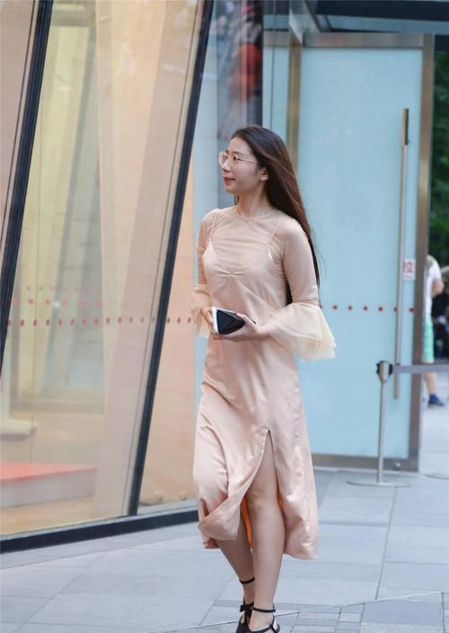 香槟色长裙，搭配一双黑色尖头细跟凉鞋，10厘米的高度显气质
