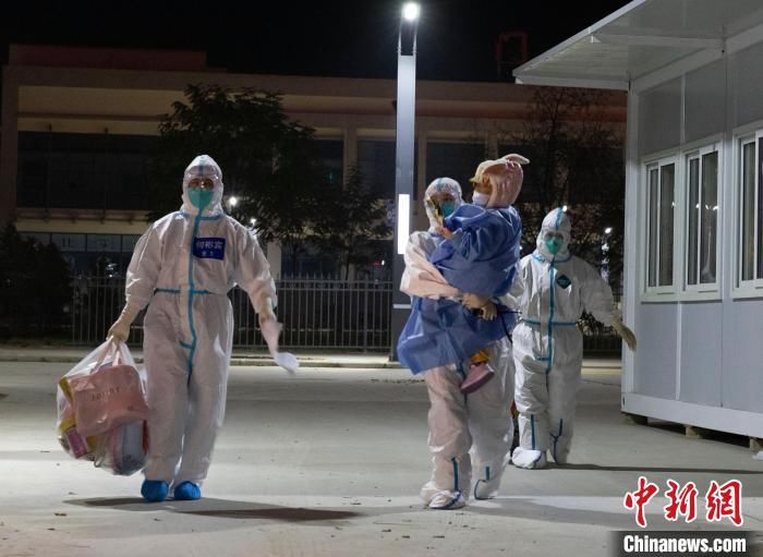 张丽玲|宁夏一3岁新冠确诊小患者治愈出院 医护充当“临时父母”