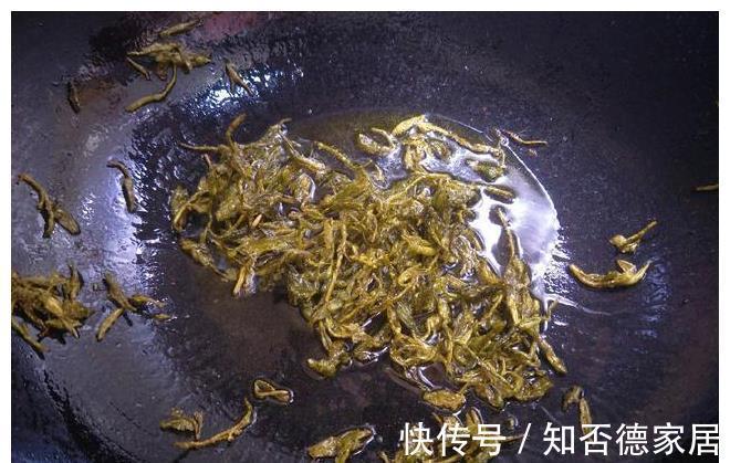 茶叶|大虾只会炒番茄?教你一个新吃法,加一把茶叶,准保味道香酥好吃