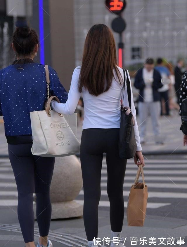 运动衫 白色修身运动衫搭配黑色运动裤,简单大气,运动风十足!