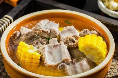 炖排骨时，先焯水就错了，多加这2步，排骨又香又嫩，不柴也不腥