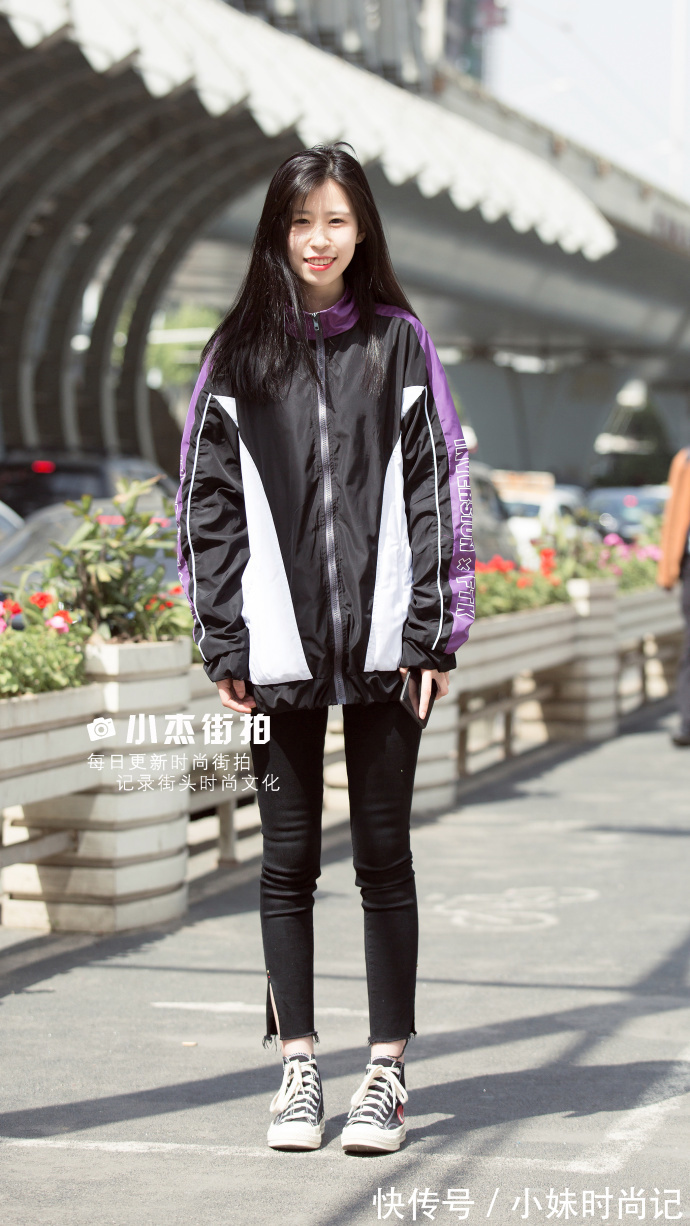 T恤|街拍,黑白条纹T恤搭配休闲阔腿裤,彰显活力与青春!