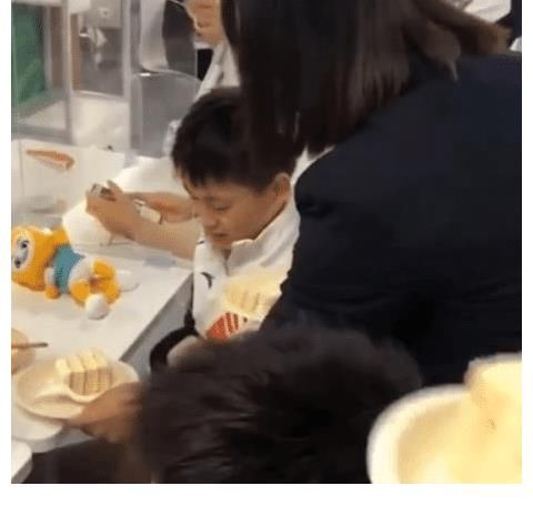 红姐|全红婵饮食管控有多严？蛋糕惨遭营养师分割，红姐：我再舀一点！