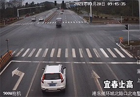 |搞笑车祸Gif:大难临头各自飞!这车头不讲义气啊