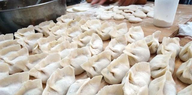 包白菜饺子，怎么调馅不出水不如试试这做法，饺子鲜嫩越吃越香