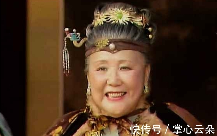 贾母!刘姥姥喊贾母老寿星,贾母回应三个字,将她的高贵大气一展无余