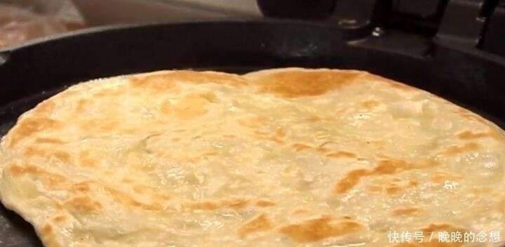 烙饼时,直接烙是大错特错的,少了这一步,难怪饼不筋道还很硬