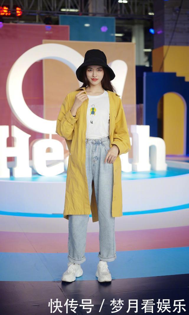 今年流行一种“显高穿法”,叫“长外套+九分裤”,很适合小个子