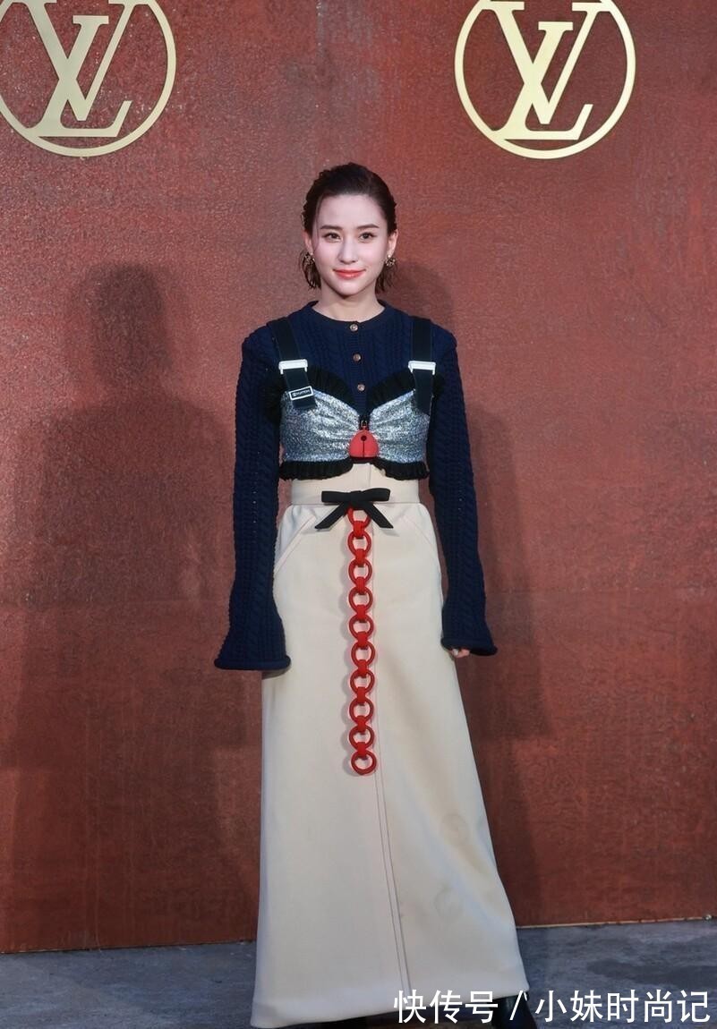 小背心 何超莲气质成熟了不少,毛衣外面套小背心,高腰长裙配得好高级