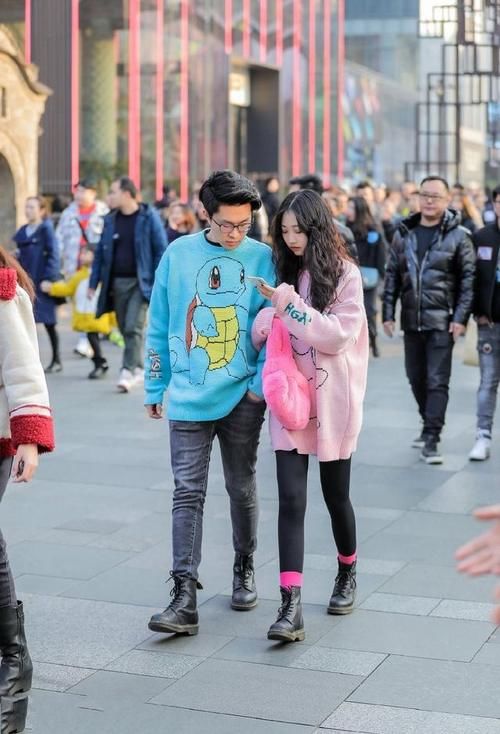 路人街拍，美女穿十分显眼的牛仔外套，潮味十足