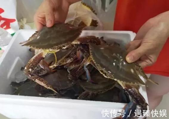 蒸螃蟹时,千万别直接上锅蒸,多加这一步,螃蟹不掉腿