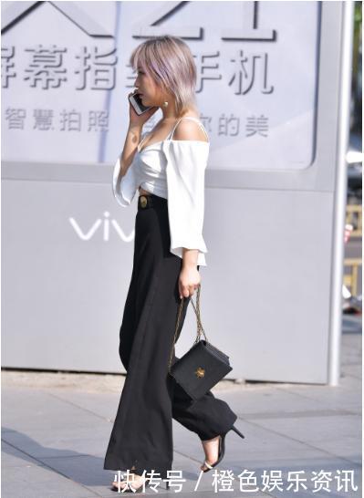 白色露肩吊带搭配黑色阔腿裤，简单大方，气场十足