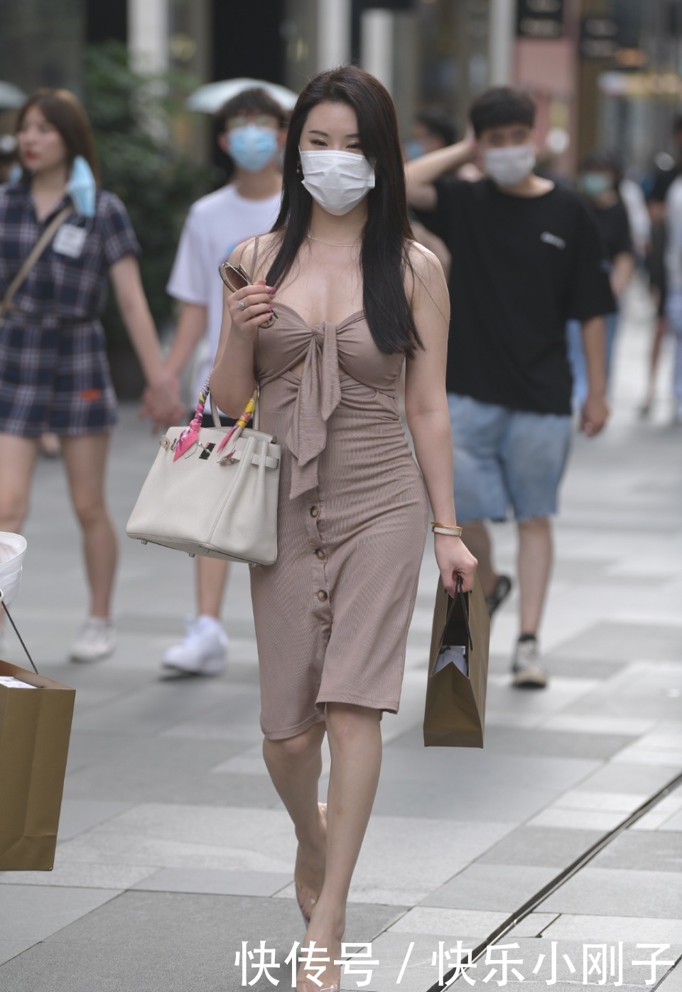 姐姐|大姐姐的别致裙装,时尚又有气质,一件解决穿搭问题!