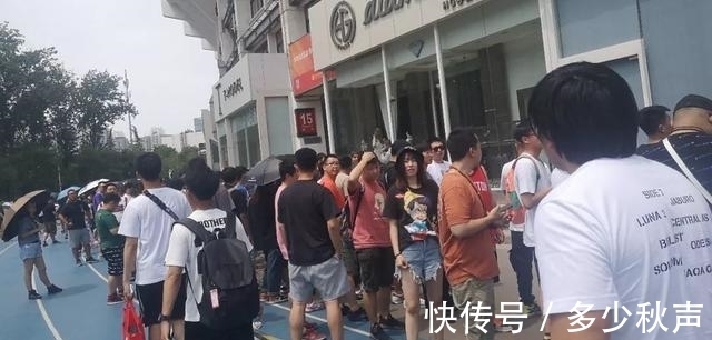 阿迪达斯 “中年人炒股，年轻人炒鞋”，天价球鞋背后，谁在消费直男的购买力？