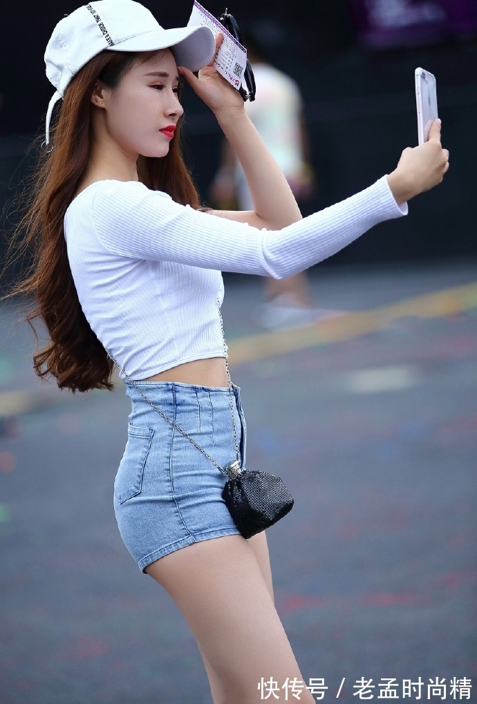 小姐姐|街拍:小姐姐身材火爆 ,却穿这么紧的热裤,网友:勒着不难受?